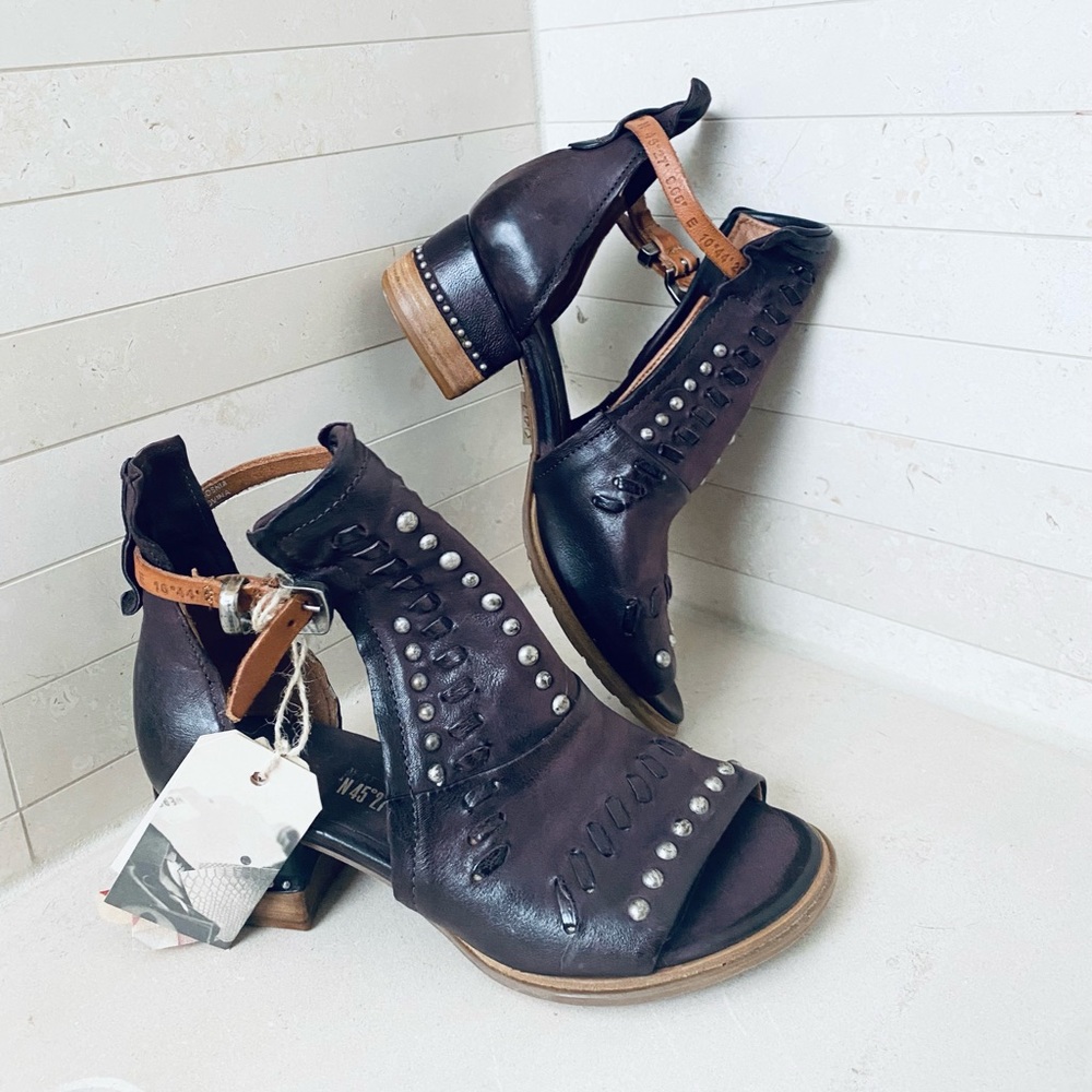 AS98 new Sandler bootie in plum color with block heel